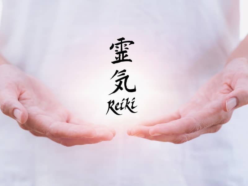 Reiki-Symbol und Hände für die Fernanwendung